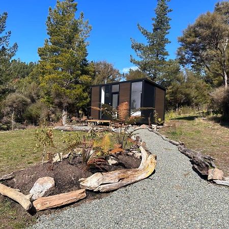Вилла Ruru Tiny House By Tiny Away Rangihaeata Экстерьер фото