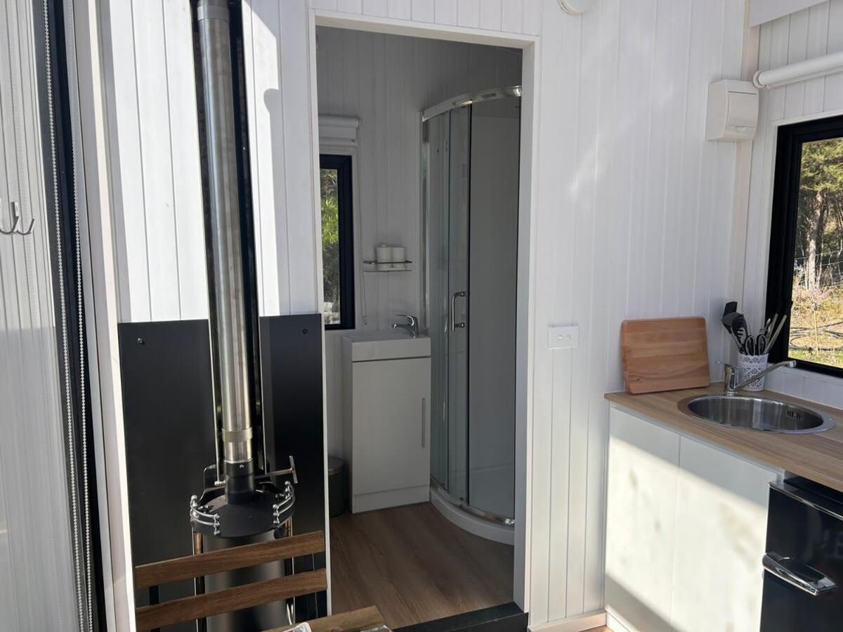 Вилла Ruru Tiny House By Tiny Away Rangihaeata Экстерьер фото
