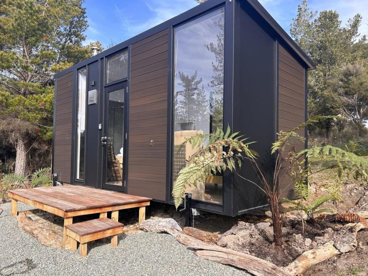 Вилла Ruru Tiny House By Tiny Away Rangihaeata Экстерьер фото